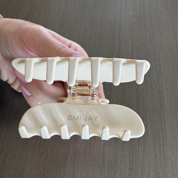 Emi Jay Flower Sweetheart Clip - Picture 3 of 4